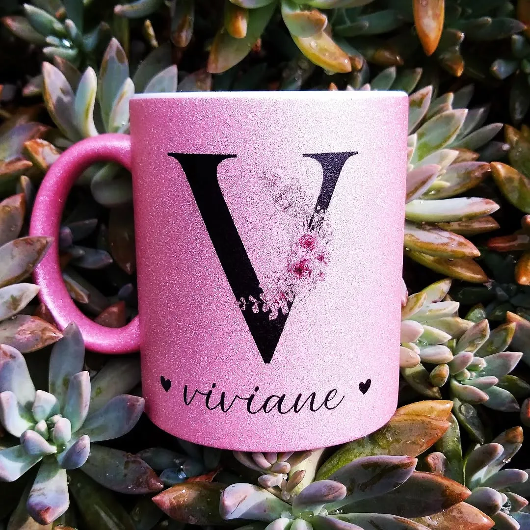 Caneca rosa com glitter personalizada com o nome Viviane