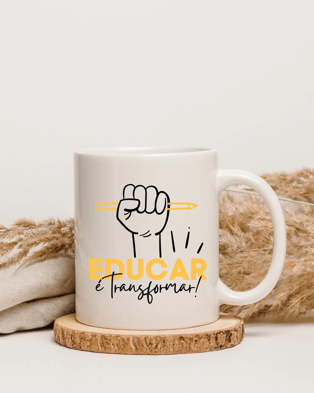 Caneca personalizada para professores com a frase educar é transformar
