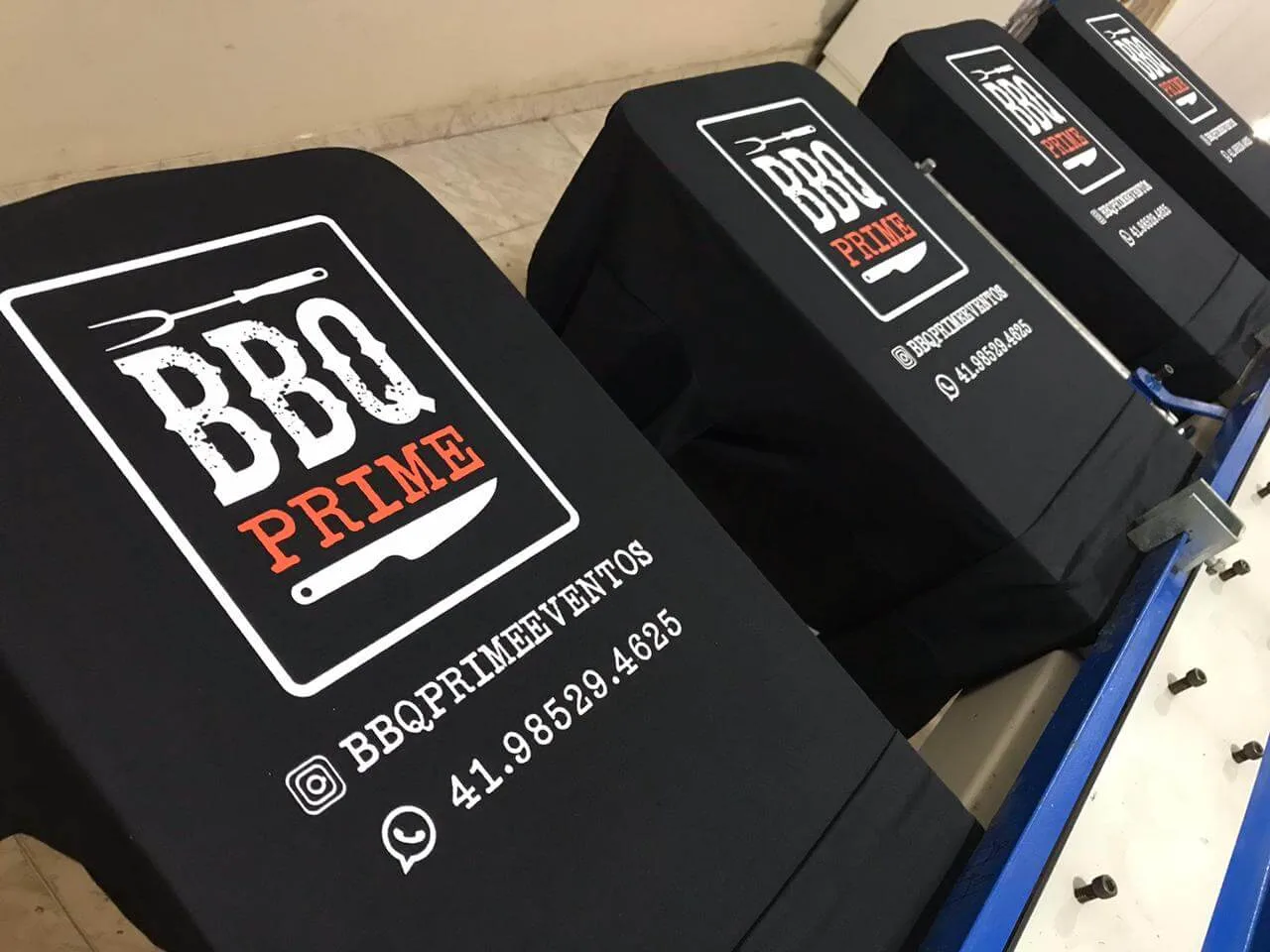 Uniformes pretos estampados para a BBQ Prime na prensa