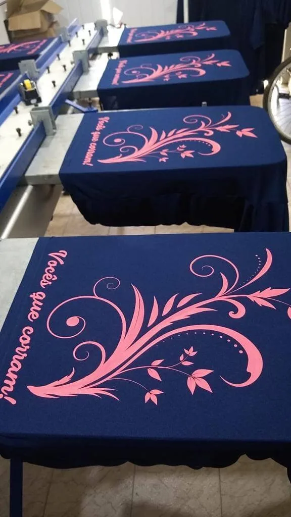 Camisetas azul-marinho com estampa floral rosa na prensa