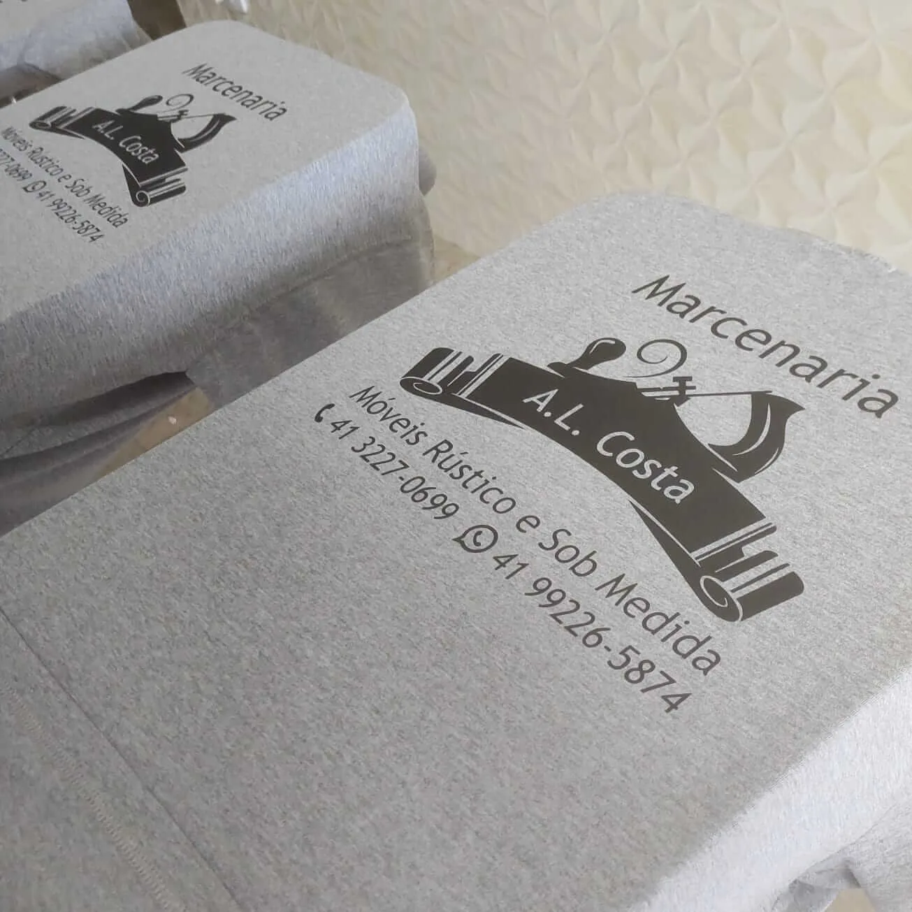 Camisetas cinza estampadas para marcenaria